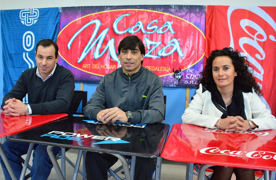 Gustavo Ibarra, flanqueado por Guillermo Williams (Casa Maza) y Leila Pineda (Osde).