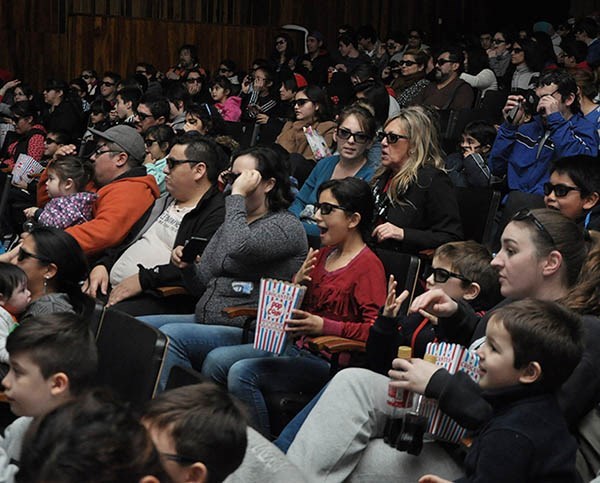 Unos 800 chicos llenaron el cine de Rawson, que busca renovarse.