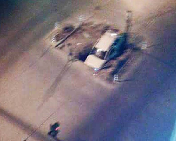 Adentro. El rodado quedó dentro del peligroso cráter callejero.