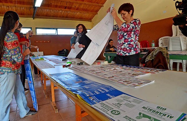 Preparativos. Grosman empezó el ordenamiento de las boletas para una elección que no tiene antecedentes. 