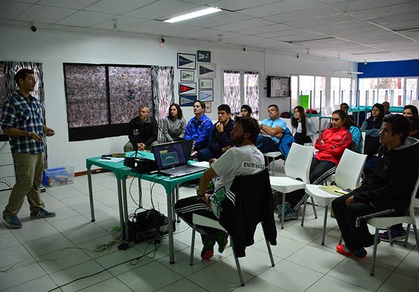 La primera jornada de capacitación para entrenadores en plena actividad. Facundo Quiroga lideró la clínica frente a 20 entrenadores de la zona.