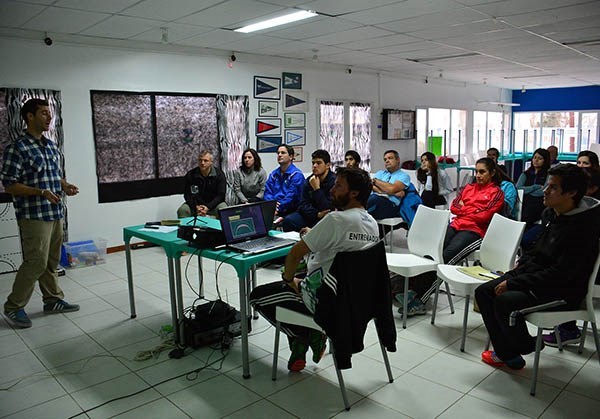 La primera jornada de capacitación para entrenadores en plena actividad. Facundo Quiroga lideró la clínica frente a 20 entrenadores de la zona.