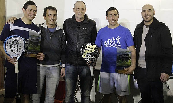 La sonrisa del campeón. La pareja ganadora, Barría y Alfaro, con sus premios, junto a Bruno Echegaray, director de Deportes de la Municipalidad.
