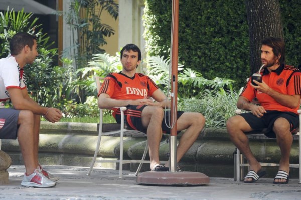 Ponzio y Barovero comparten un mate y charla con otro de sus compañeros. Hoy juegan la primera final.