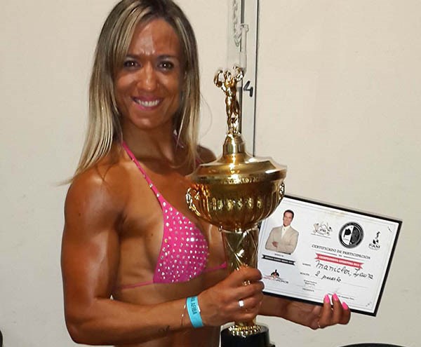 Cecilia Manicler con su trofeo y el certificado de participación. Ahora va por el Campeonato Argentino.