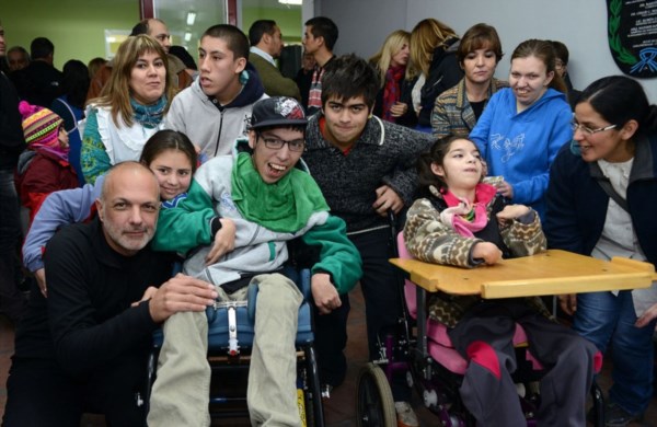 Alegres. Una postal del gobernador tras la inauguración de un espacio que será clave para los chicos. 