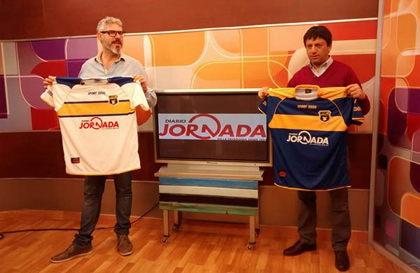 Pilcha nueva. Alejandro Urie, gerente de Jornada, junto a Milton Reyes, presidente de Belgrano de Esquel.