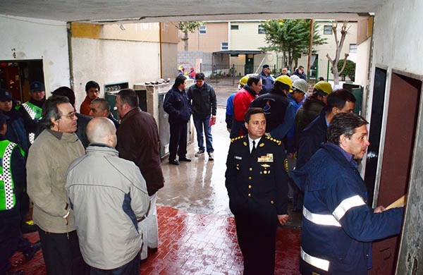 Estaban todos. Una postal del procedimiento mañanero en una de las zonas más conflictivas de Trelew. 