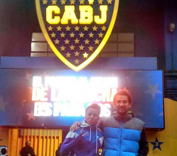 “Vanshi” Thomas y “Peto” Ruiz en la entrada de la Bombonera.