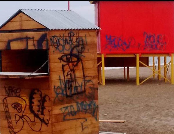 Tampoco se salvan. Las casetas de los guardavidas, también atacadas.