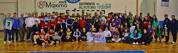 Todos unidos. Los campeones, subcampeones y el resto de los equipos participantes, junto con profesores y dirigentes, posaron en el cierre del torneo. Una postal ideal.