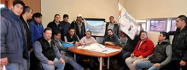 La Municipalidad de Dolavon fue el lugar de encuentro entre el intendente y trabajadores de la Cooperativa.