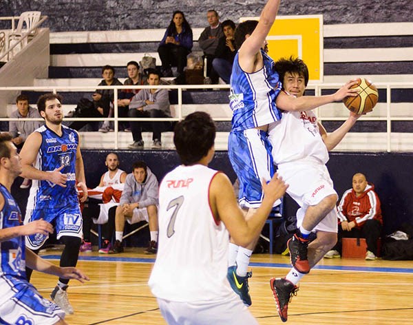 Carlos Ulik se eleva con el balón buscando el aro. Brown se regaló un triunfo en el cierre de la fase regular.