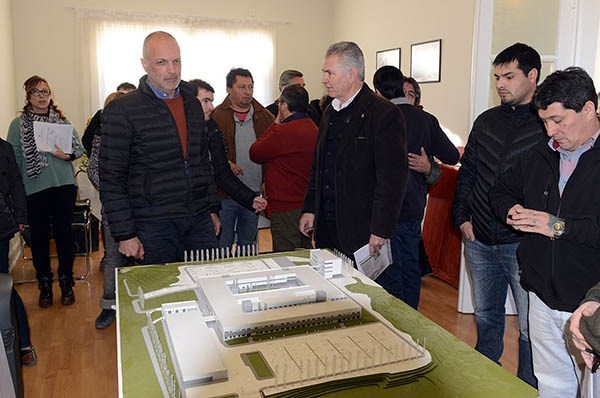 Maqueta. El gobernador y el ministro de Salud, José Manuel Corchuelo Blasco, junto con el modelo. 