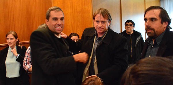 Alivio. Rey (izquierda), sonriente luego de sufrir el voto a voto que inclinó la balanza en su favor y recibiendo el saludo de familiares y amigos.