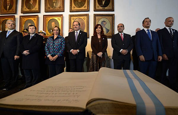 Libro. En la Casa de Tucumán, Cristina y los gobernadores posaron junto con las actas de la independencia.