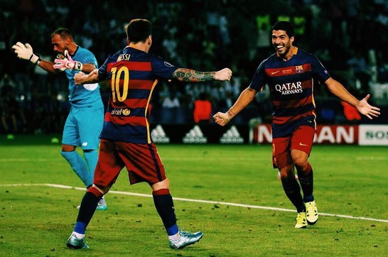 Messi festeja uno de los tantos junto al uruguayo Suárez.