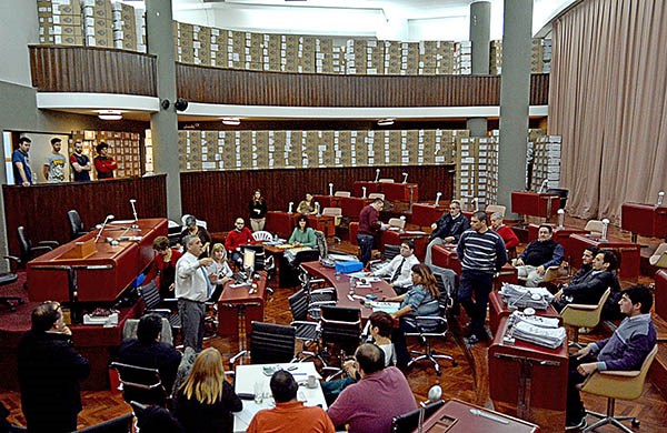 Bien guardadas. Una postal del conteo definitivo en el recinto, con todos los partidos presentes.