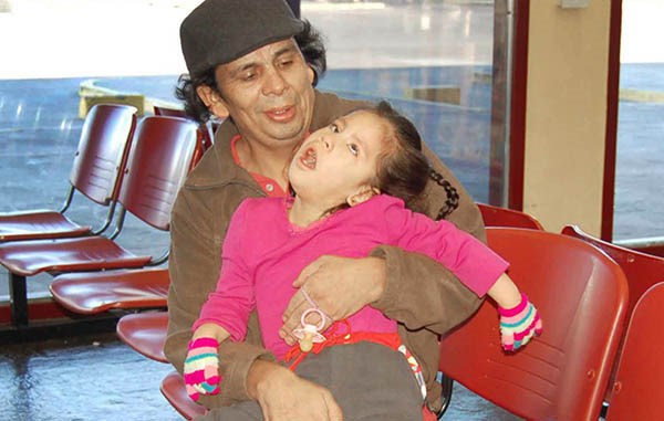 Tomás y Luz María esperan ayuda para llegar al Garrahan.