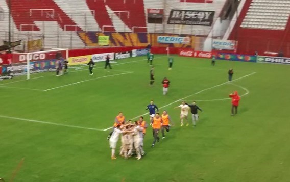 Los jugadores de Atlanta se funden en un abrazo tras eliminar a Comunicaciones.