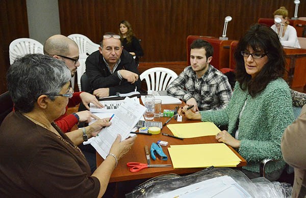 Recuento. A medida que avanza el repaso definitivo de los votos, van apareciendo nuevas sorpresas.