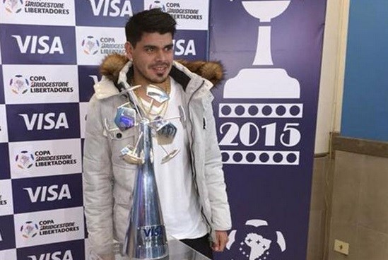 Bou recibió el trofeo como goleador de la Copa Libertadores.