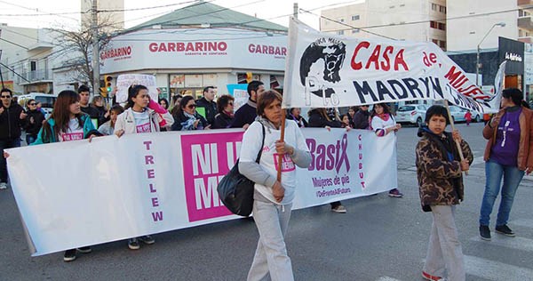 Caminata. La marcha de la gente en Puerto Madryn donde se destacó la consigna de “Ni una Menos”.