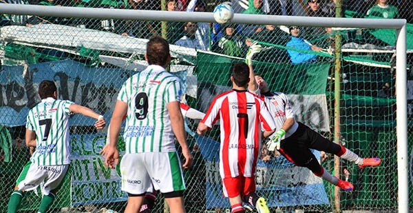 Nicolás Cottet despeja un cabezazo de Gonzalo Gómez al final del primer tiempo. Fue una de las escasas ocasiones netas generadas por el equipo capitalino. La defensa de Racing, brilló.
