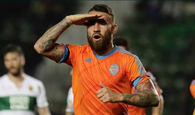 Otamendi pasó la revisión médica con City tras llegar a acuerdo con el Valencia.