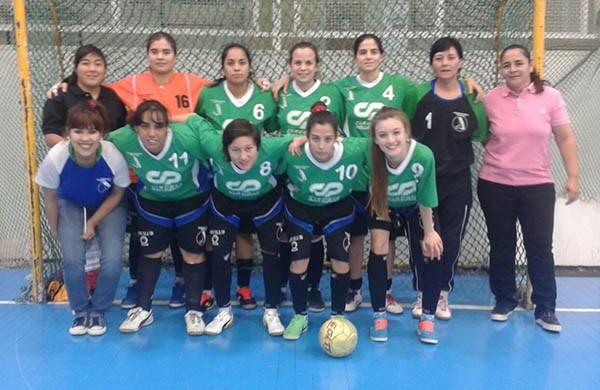 La selección femenina de Trelew antes de salir a la cancha. El torneo se juega en el Municipal 1 de Comodoro.