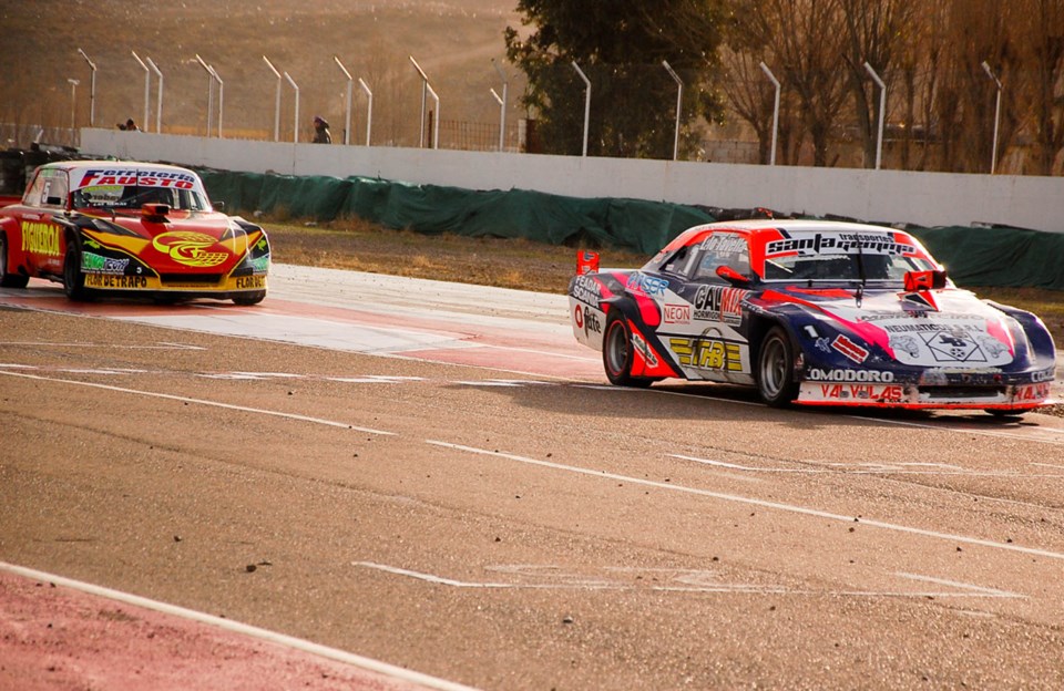 Marcelo Otero y Javier Figueroa transitando la recta principal del Gral. San Martín. con el TC Austral.