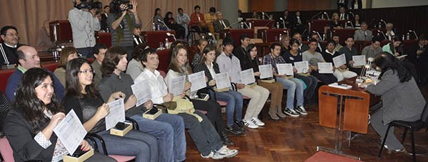 Sobresalientes. La Legislatura reconoció ayer a 17 estudiantes de Chubut por haber obtenido los mejores promedios del secundario en 2014.