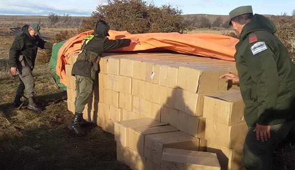 Los cigarrillos estaban escondidos con una lona “tipo carpa”.