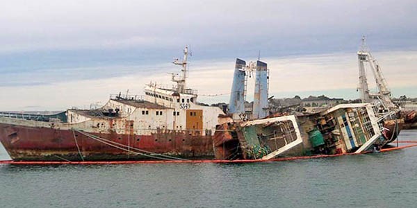 Hundido. Una postal del “San Sebastián”, el buque que generó un incidente ambiental en Madryn.
