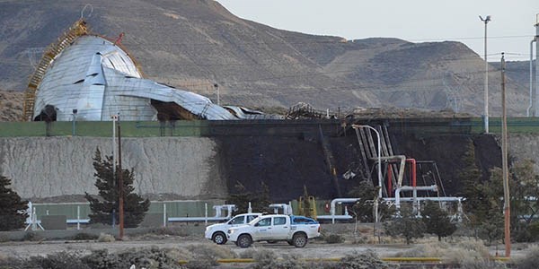 Derrame negro. Una postal del tanque derrumbado y del petróleo desparramado en las paredes. 