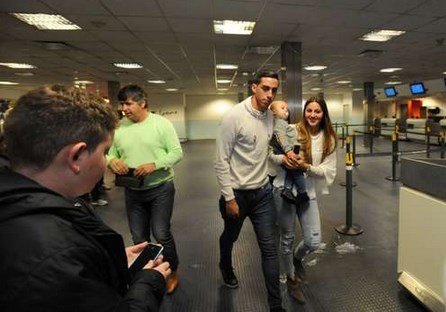 Funes Mori partió anoche a Inglaterra para sumarse al Everton.