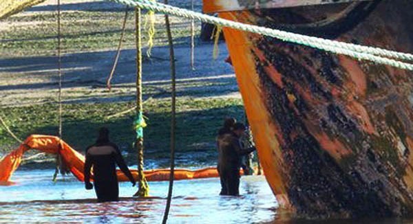 Parches. Una postal de los trabajos de remediación en Puerto Madryn.