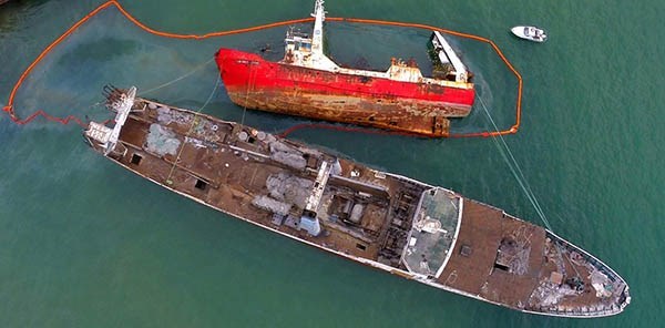 Emergencia. Una postal aérea de un grave problema ambiental en Madryn que la justicia federal busca que no se agrave con el resto de la flota.