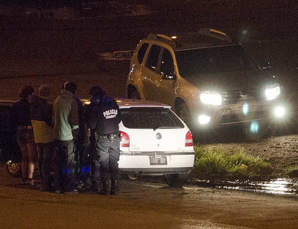 Los tres demorados mientras eran identificados por la Policía local.