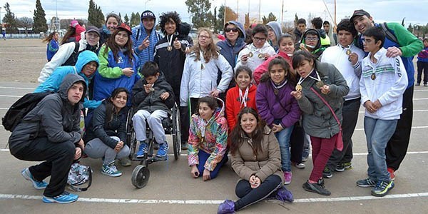 La delegación de jóvenes deportistas con sus preseas en la Pista de Atletismo Municipal de Trelew.