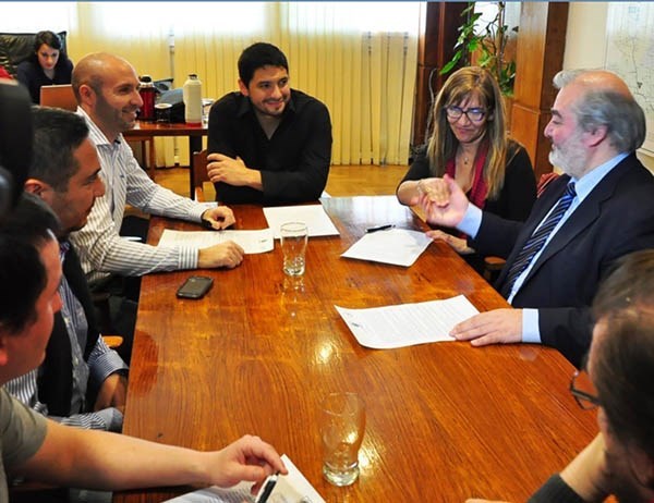 Trato hecho. Una postal del acuerdo oficial con el gremio docente. 