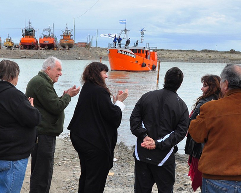 Aplauso. La nueva embarcación ya está en las aguas para poder pescar.