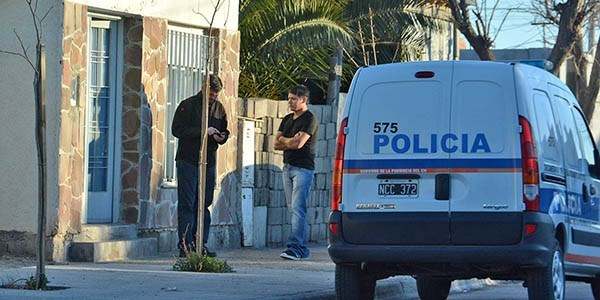 Momentos en que la Brigada de Investigaciones irrumpía en el domicilio del sujeto filmado por las cámaras.