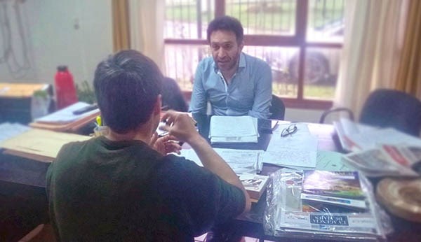 Trabajo. Una postal de Fernández con gestiones en su despacho.