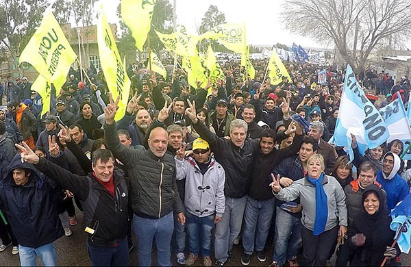 Multitudinario. Gran cantidad de vecinos, agrupaciones y gremios acompañaron a los precandidatos.