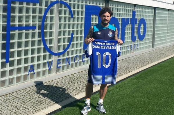 Luego de firmar en un club uruguayo, donde no participó de una práctica, llega a Porto.