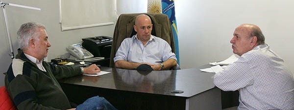 Trío. Desde la izquierda, Aristarain, Sastre y Sala, en un mano a mano de apoyo a la reelección del intendente. 