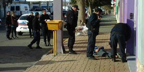 El delincuente permanecía en el suelo, listo para ser detenido y luego liberado por la justicia penal local.