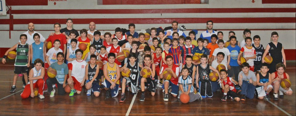 Una gran cantidad de chicos de 8 a 17 años disfrutaron de las Jornadas de Perfeccionamiento en Fundamentos del Baloncesto junto al querido Nicolás De Los Santos en Racing Club.
