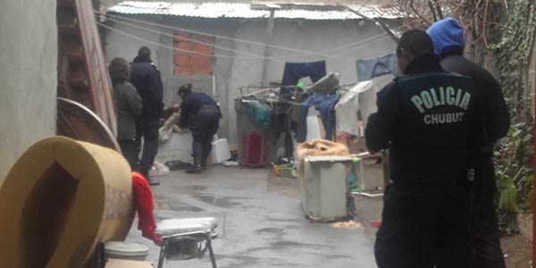 Momento del procedimiento en que la Policía detuvo al violento sujeto que cuenta con varios antecedentes.